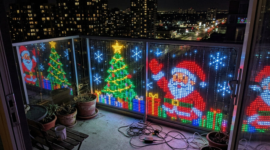 Albero di Natale, Babbo Natale e regali animati lungo tutta la ringhiera.