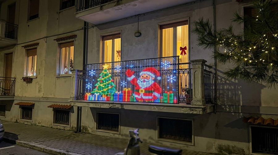 Si fissa in alto, i fili LED scendono e in pochi minuti è acceso.